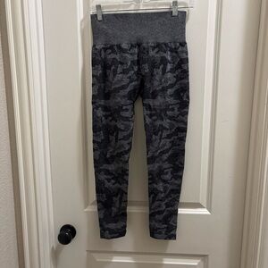 NVGTN Camo Seamless Gray Ribbed Camouflage Printed Leggings Medium 23”